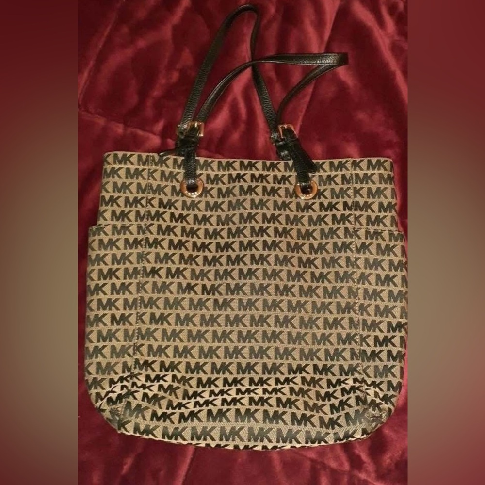 MK signature tote. Excellent condition. Inside & exterior pockets.